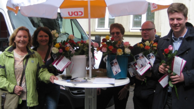 Rosen zum Muttertag von der Frauen Union und dem Bundestagskandidaten Dr. Stefan Heck