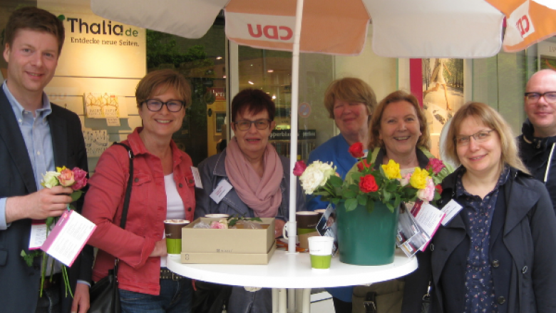 Rosen zum Muttertag von der Frauen Union und dem Bundestagskandidaten Dr. Stefan Heck